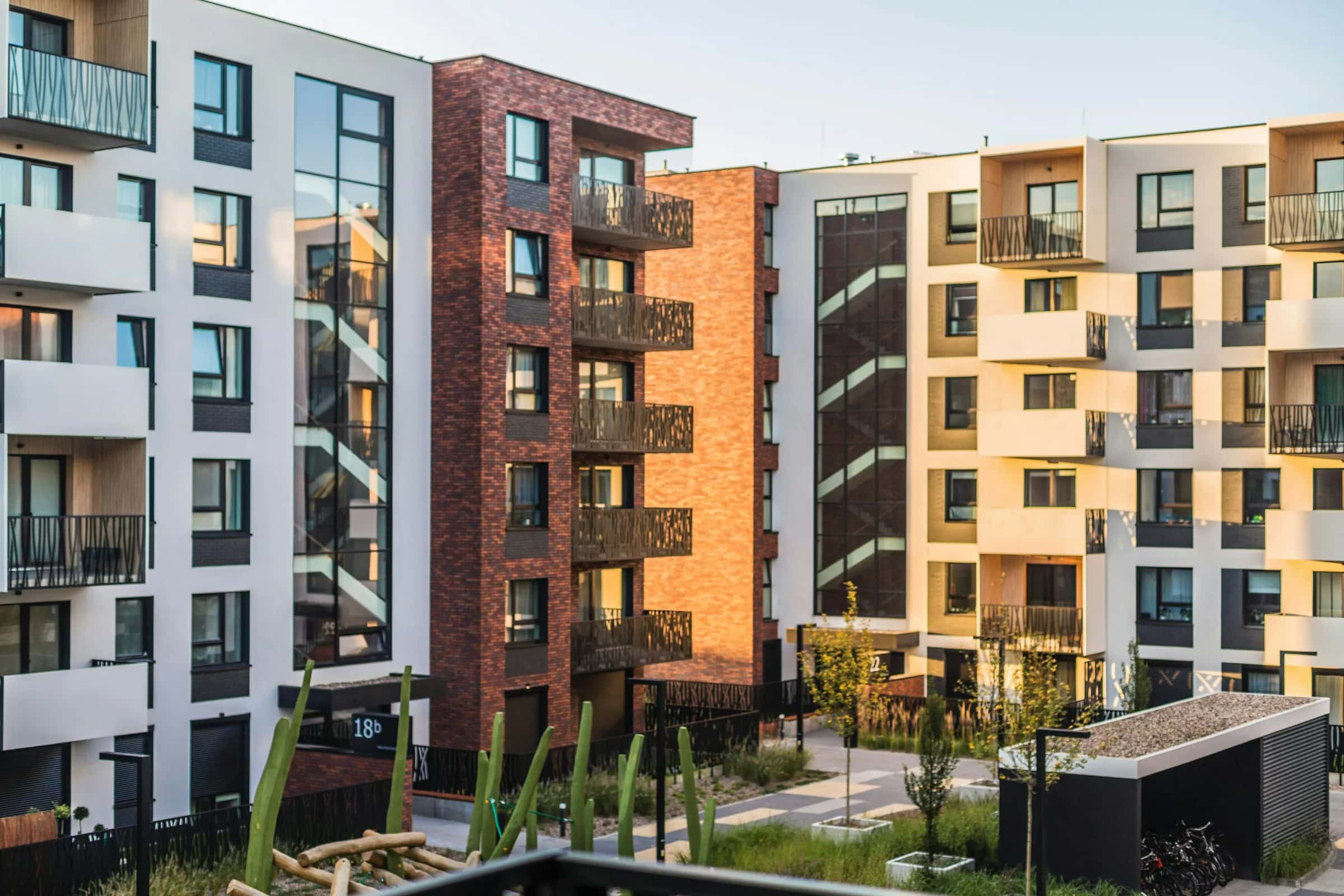 Yan yana sıralanmış renkli cepheli apartman blokları